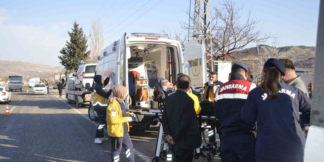 Adıyaman’da 16 yaşındaki çocuğun kullandığı araç trafoya çarptı: 3 kişi yaralandı