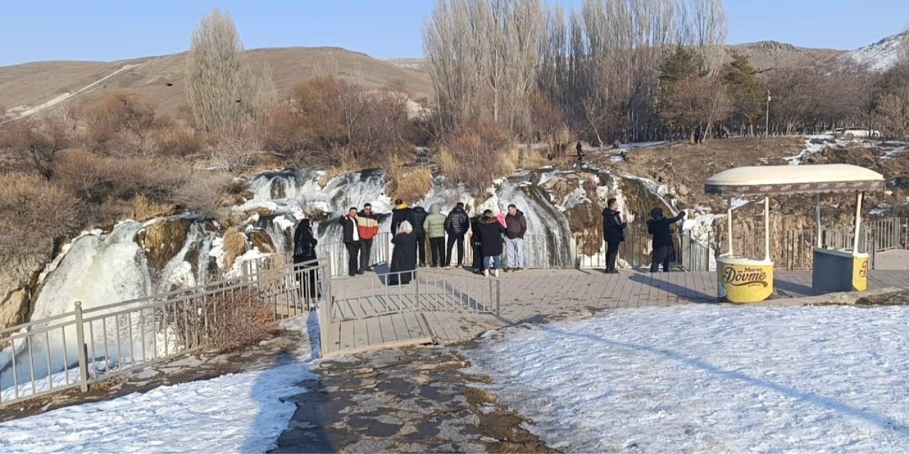 Yarıyıl tatilini fırsat bilen aileler Muradiye Şelalesi’ni ziyaret etti