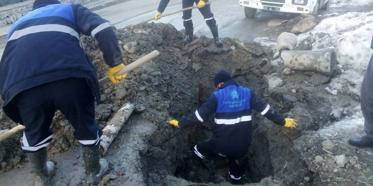 Hakkari’de dondurucu soğuklar su hatlarını dondurdu