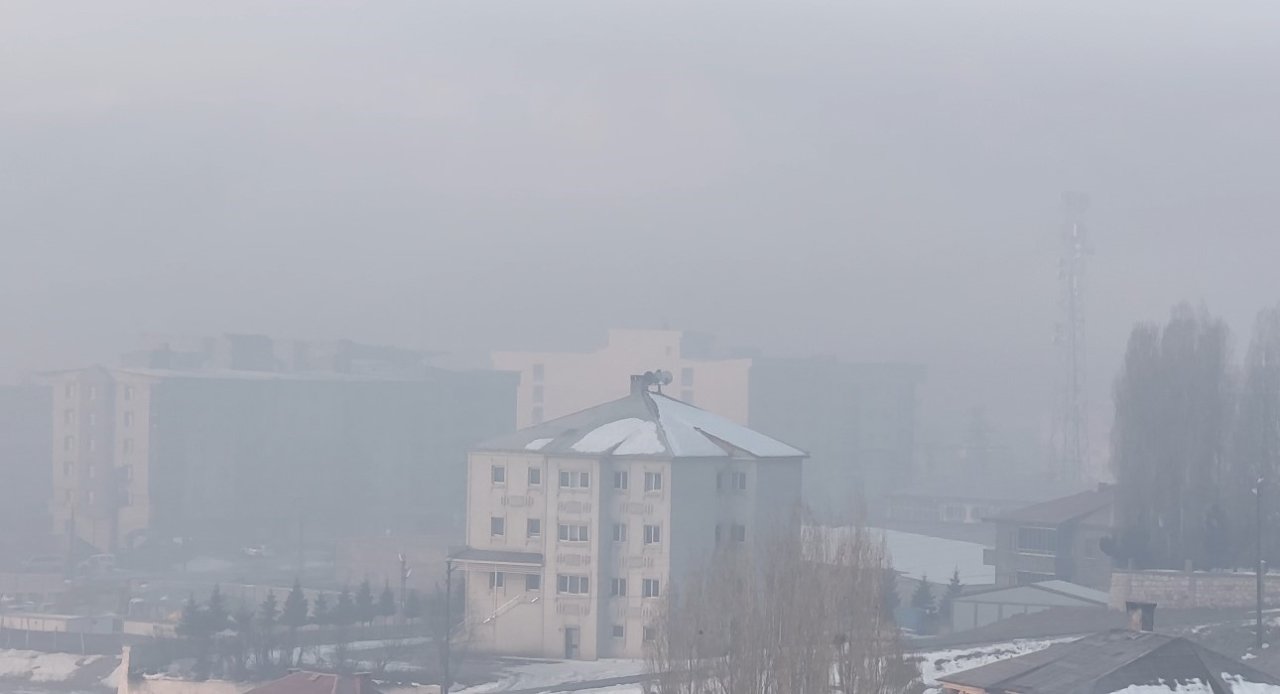 Yüksekova’da yoğun sis etkisini sürdürüyor