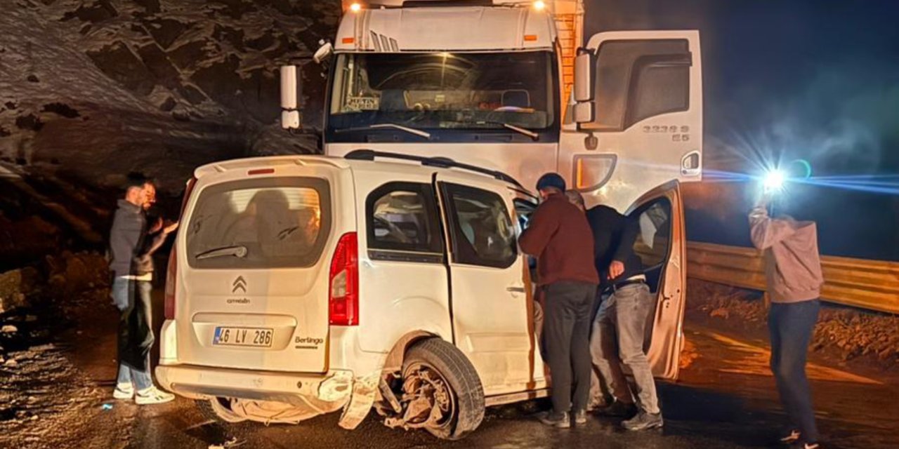 Çöplük mevkiinde kamyon ile hafif ticari araç kafa kafaya çarpıştı: 1’i ağır 3 yaralı