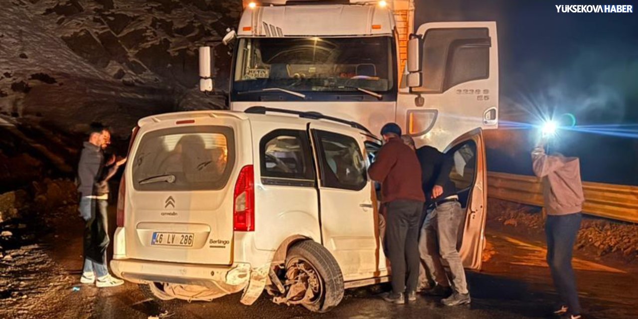 Çöplük mevkiinde kamyon ile hafif ticari araç kafa kafaya çarpıştı: 2 yaralı