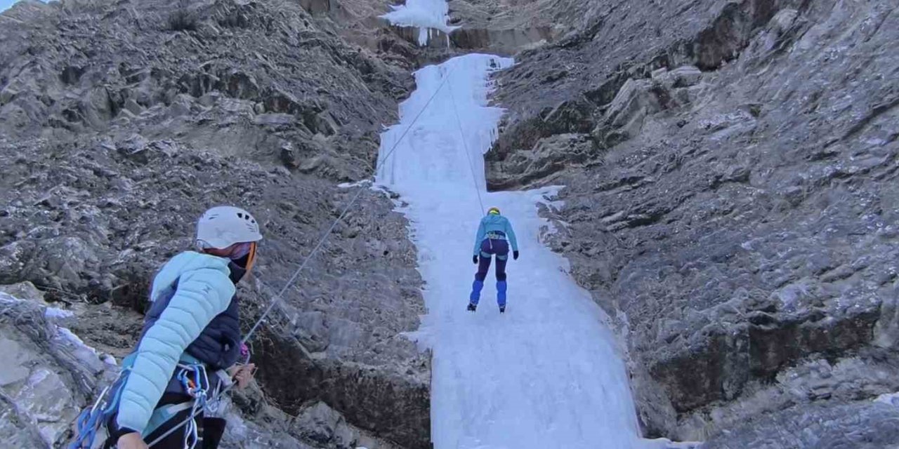 Dağcılar Erzurum’da buz tırmanışı yaptı