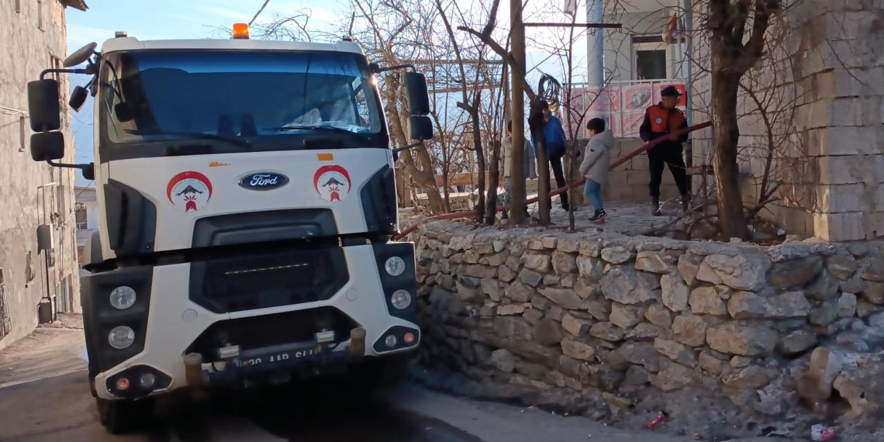 Hakkari'de itfaiye ekipleri yüzlerce aileye su taşıyor