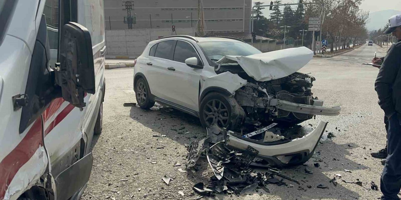 Elazığ’da ambulans ile otomobil çarpıştı: 2 kişi yaralandı