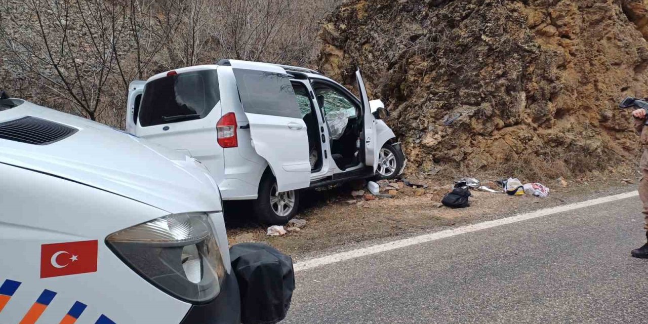 Dersim'de otomobil kayaya çarptı 1 ölü, 5 yaralı