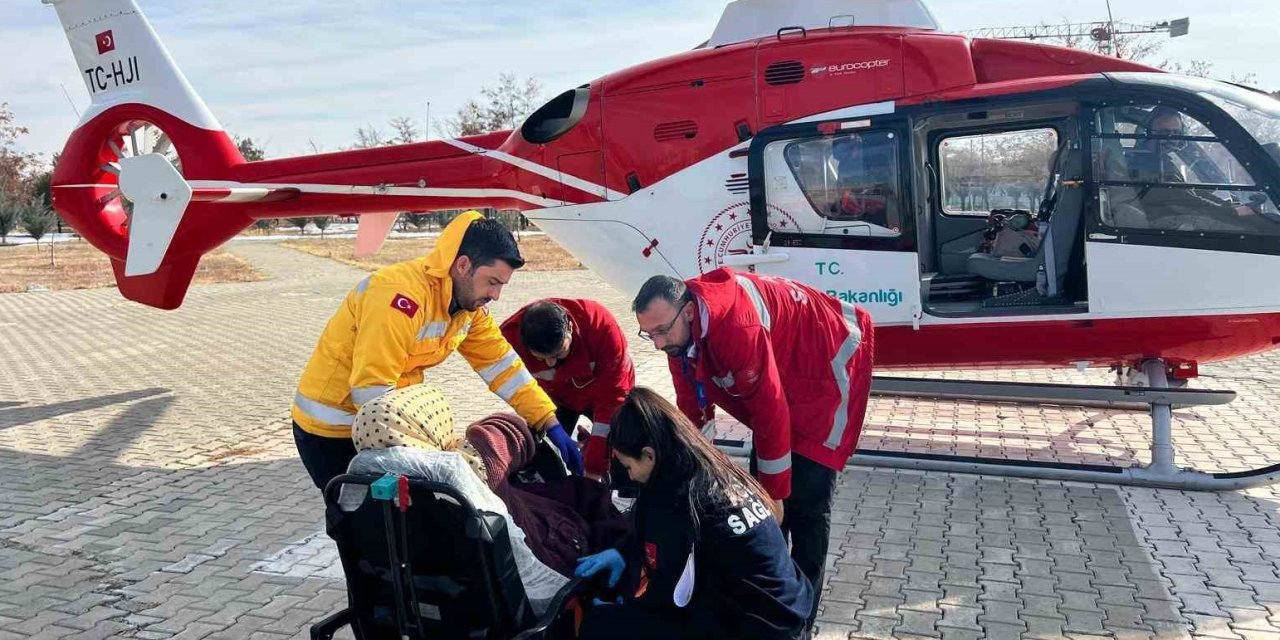 Hamile kadın ambulans helikopterle Van’a getirildi