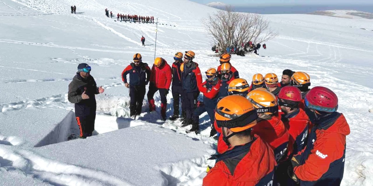 AFAD, Van’da çığ eğitimi vermeye devam ediyor