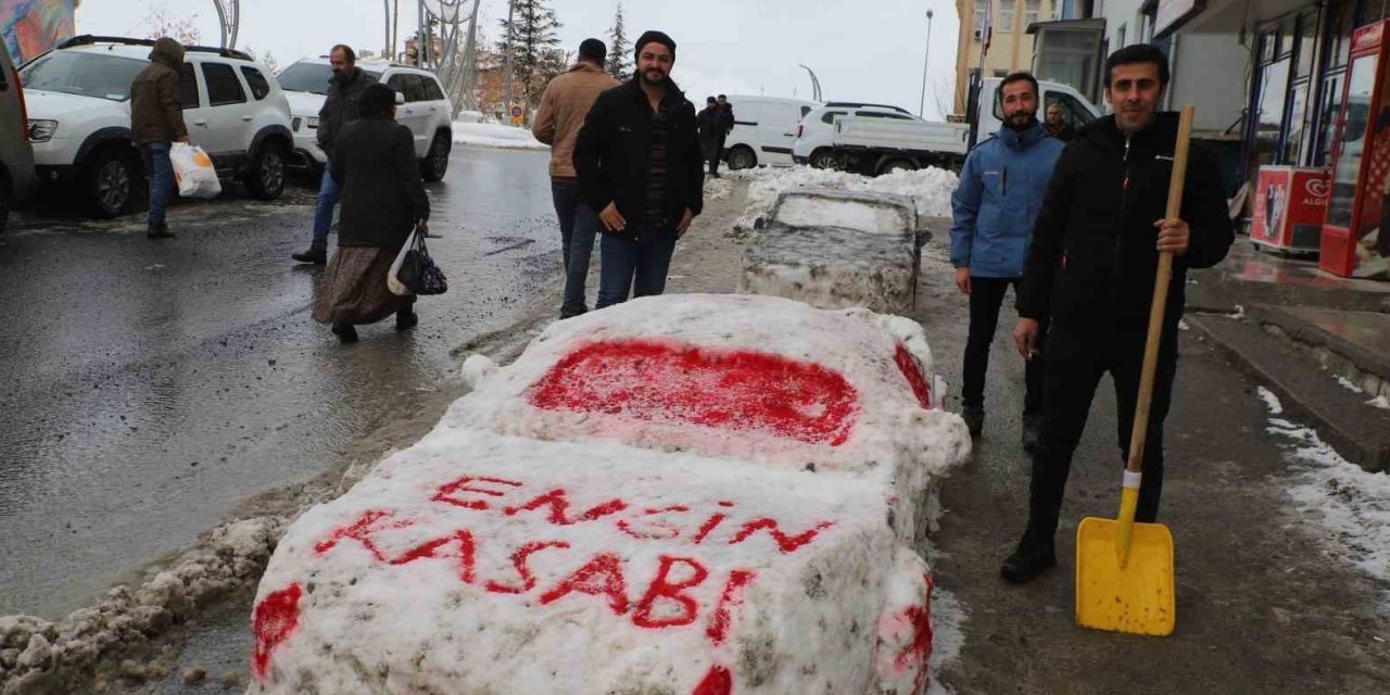 Hakkari'de bir esnaf kardan araba yaptı