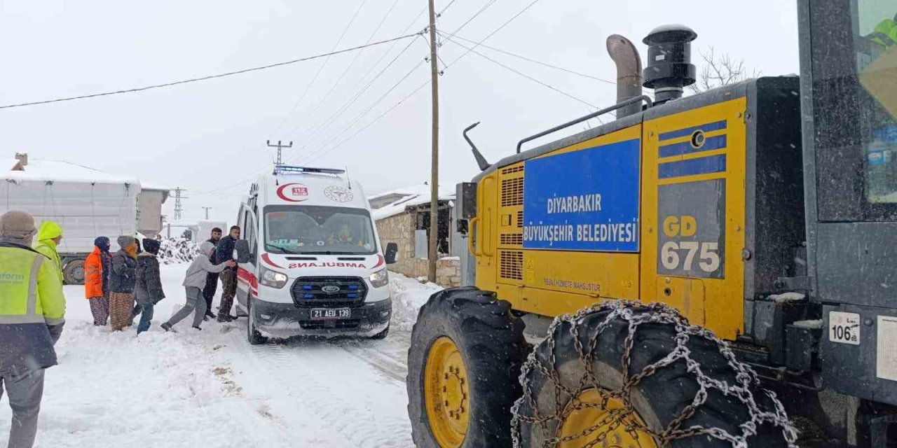 Diyarbakır’da kapanan yollar açıldı, 2 hasta kurtarıldı