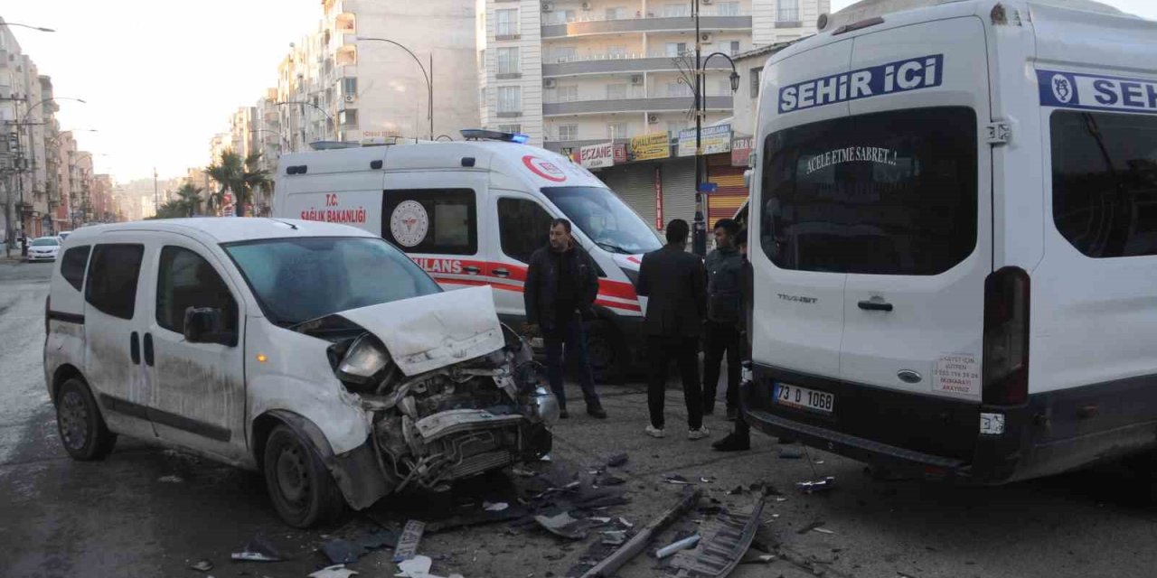 Kamyonet şehiriçi minibüse çarptı: 1 kişi yaralandı