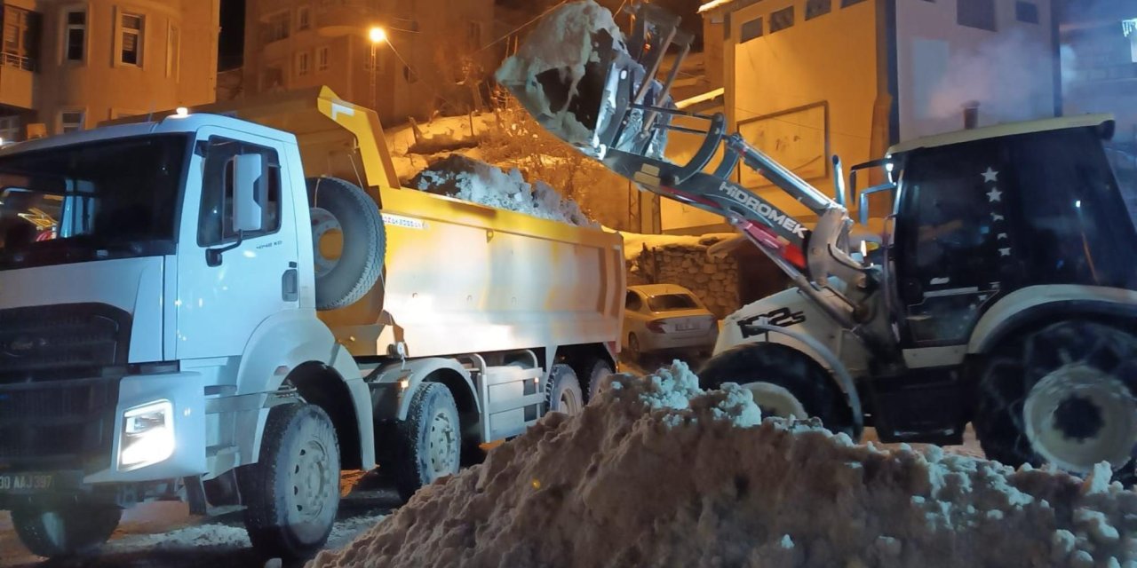 Hakkari’de kar yığınları şehir dışına taşınıyor