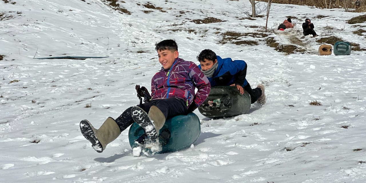 Şemdinli’de çocukların bidonla kayak keyfi