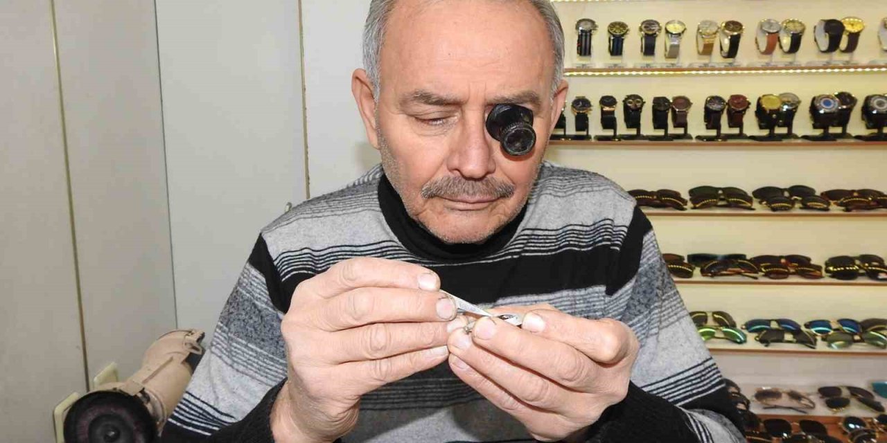 Antep'te yarım asırdır saat tamir ediyor