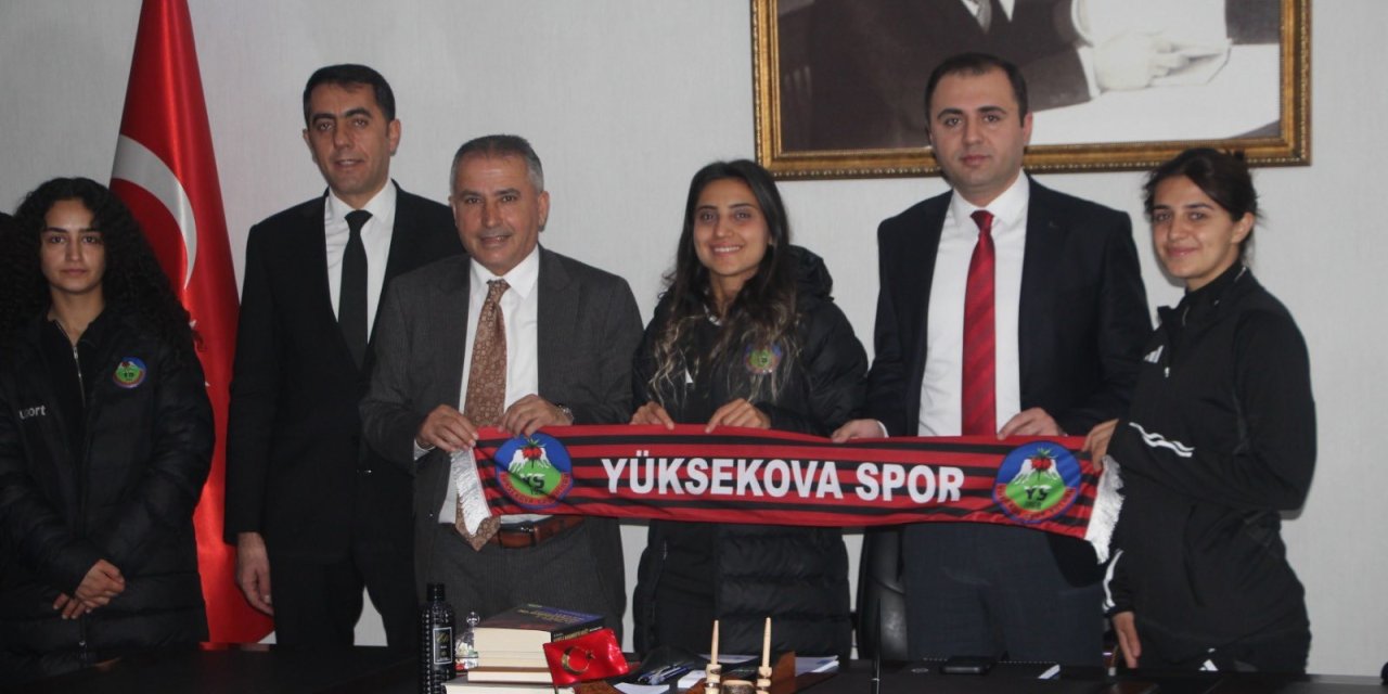 Yüksekovaspor Kadın Futbol Takımı’ndan İlçe Milli Eğitim Müdürlüğü’ne ziyaret