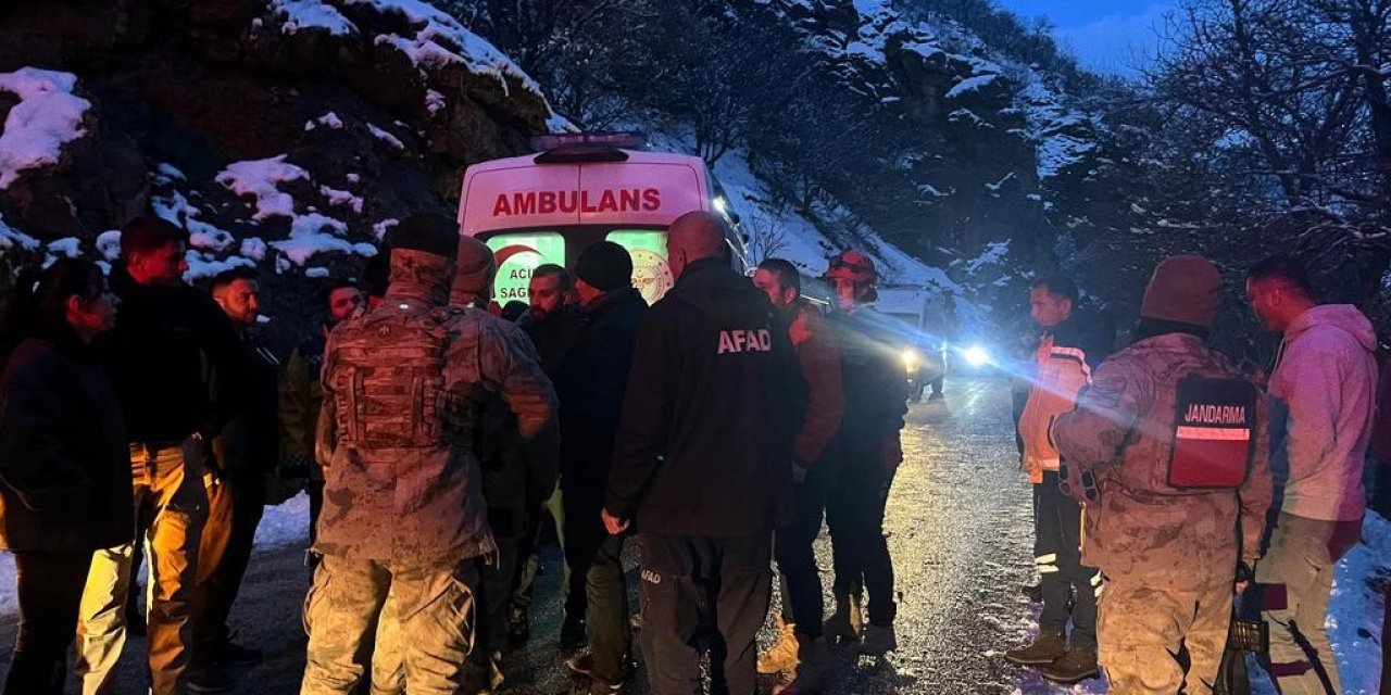 Tunceli’de kardan kayganlaşan yolda kaza: 3 yaralı