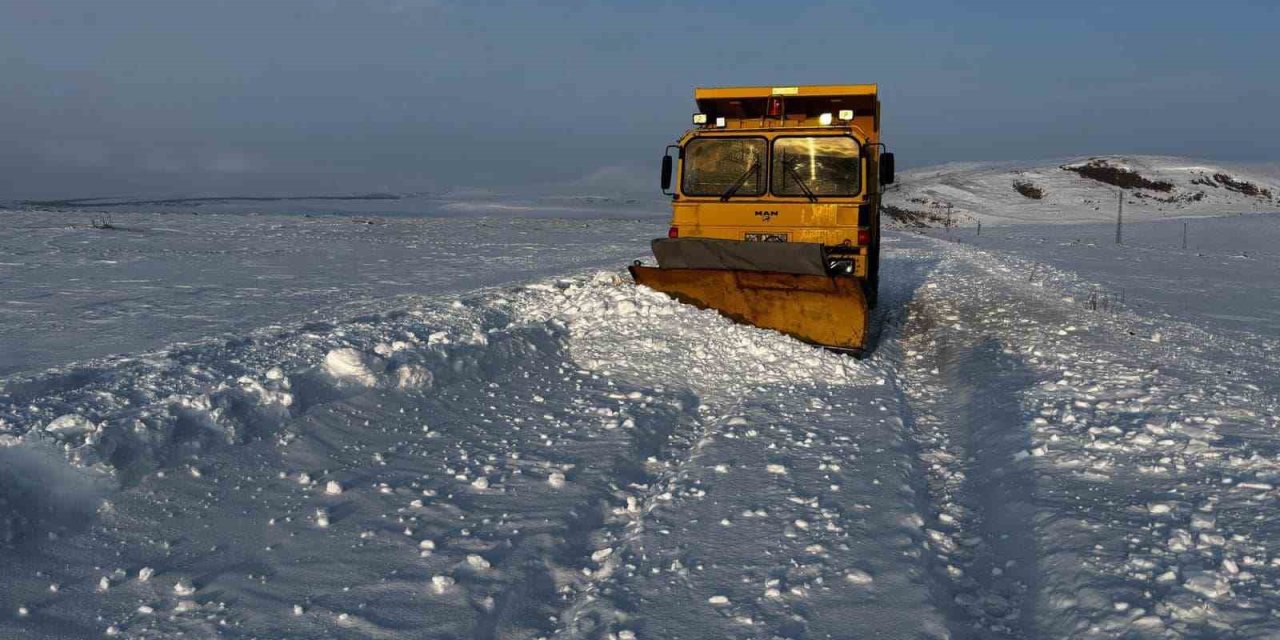 Ardahan’da buzlanma nedeniyle araçlar yolda kaldı