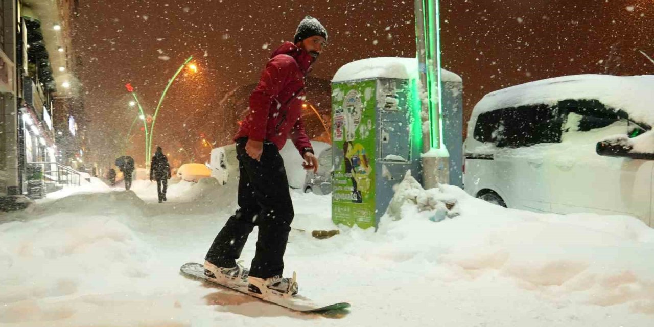 Muş şehir merkezinde snowboard keyfi