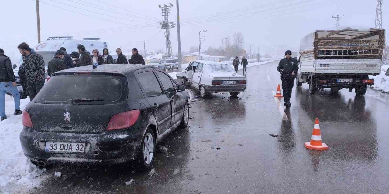 Van'da otomobiller çarpıştı: 2 yaralı