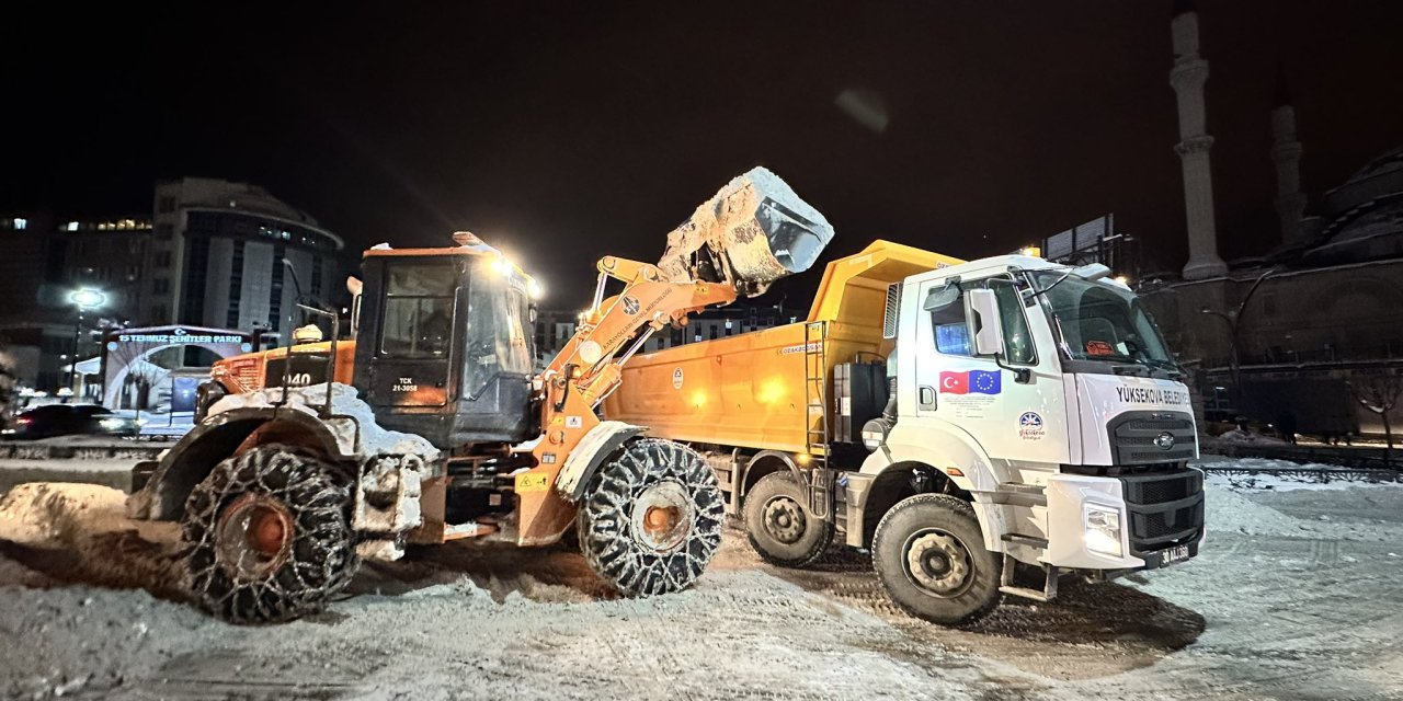 Cengiz Topel Caddesi'ndeki kar birikintileri şehir dışına taşındı