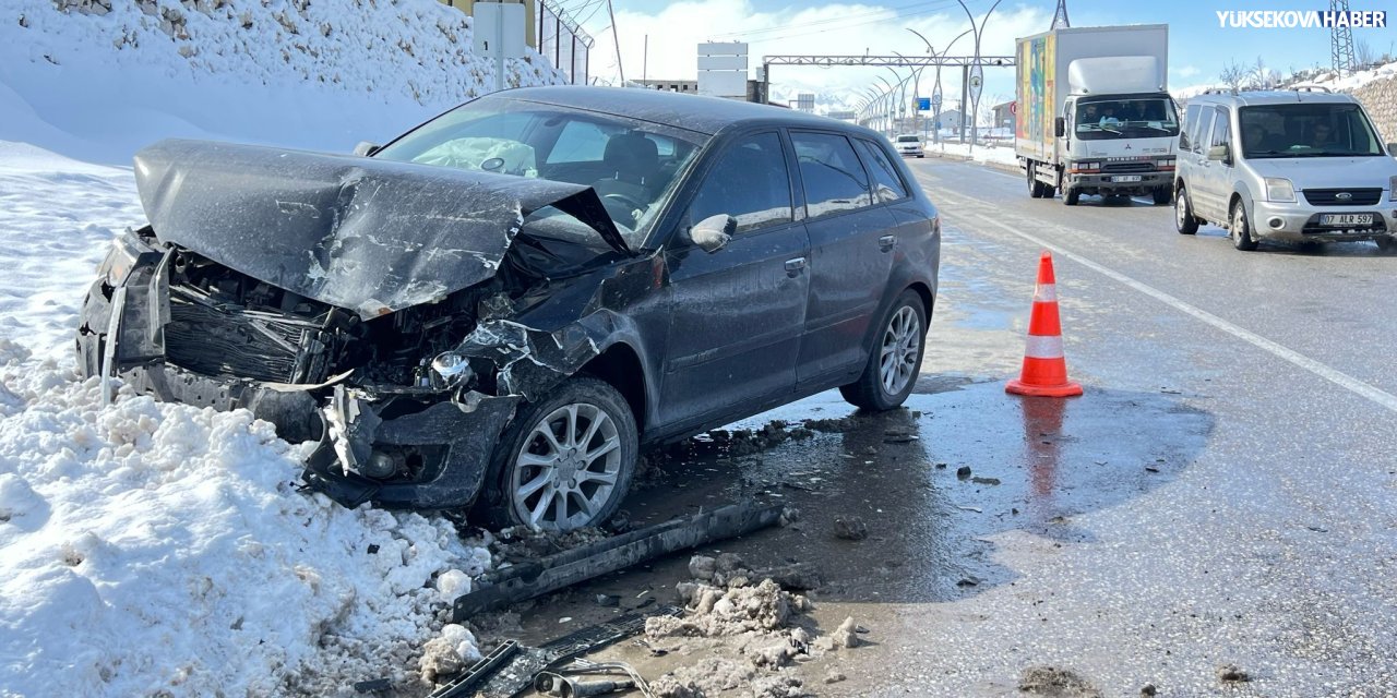 Yüksekova'da trafik kazası: 4 yaralı