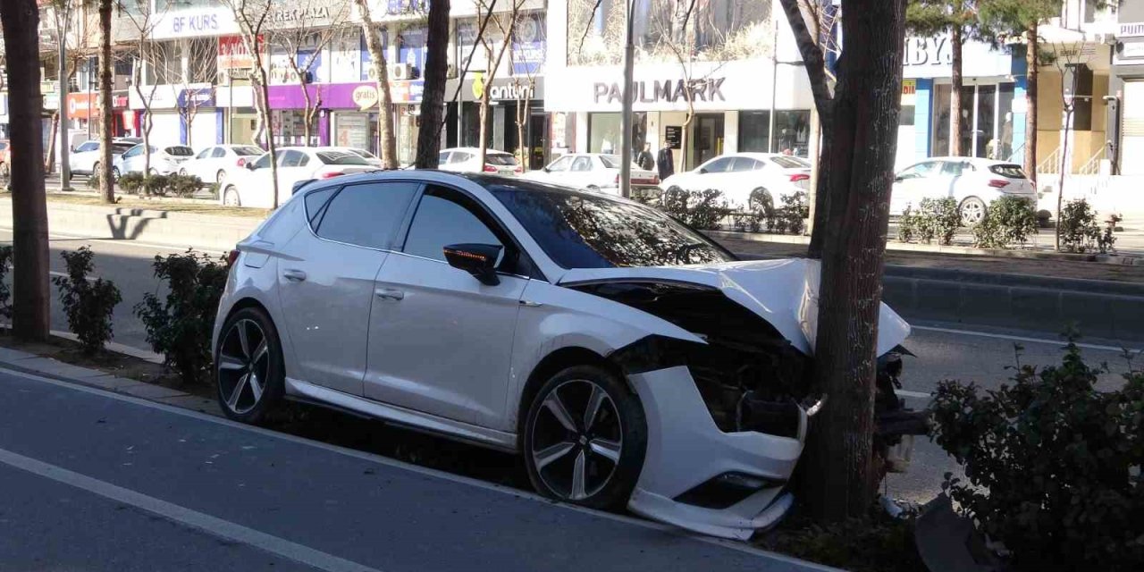 Batman'da direksiyon hakimiyetini kaybeden sürücü ağaca çarpıp durdu