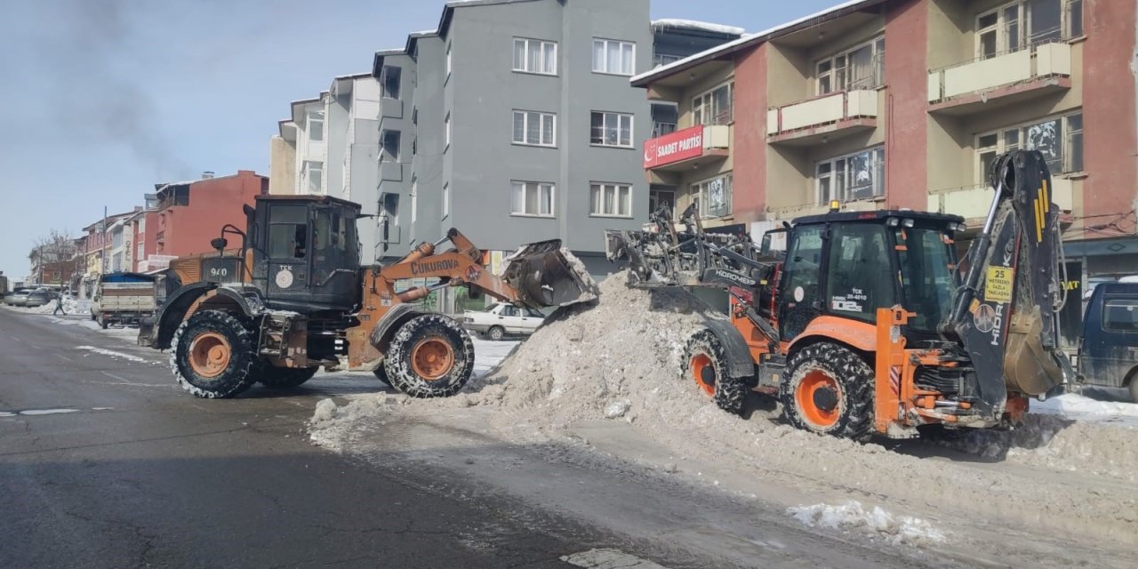 Erzurum'da ekipler tonlarca karı ilçe dışına taşıyor