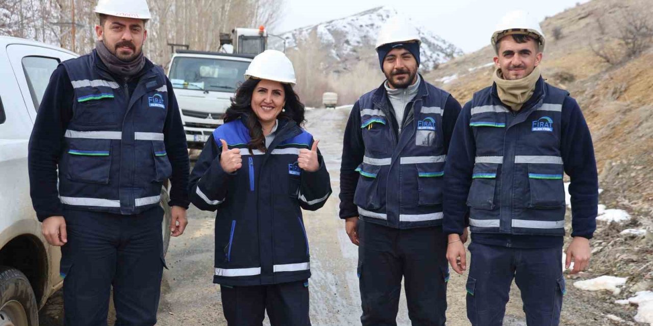 Şebeke operasyonuna kadın eli değdi; 4 il, 38 ilçenin elektriği ondan soruluyor