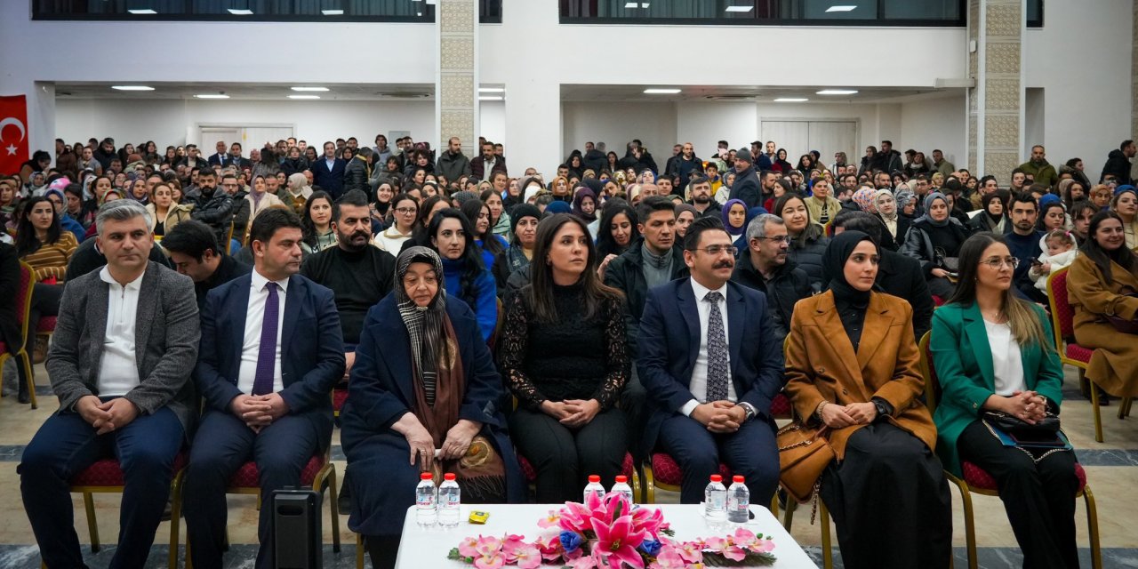 Eğitimci-Yazar Dilek Cesur, Hakkari’de söyleşi gerçekleştirdi