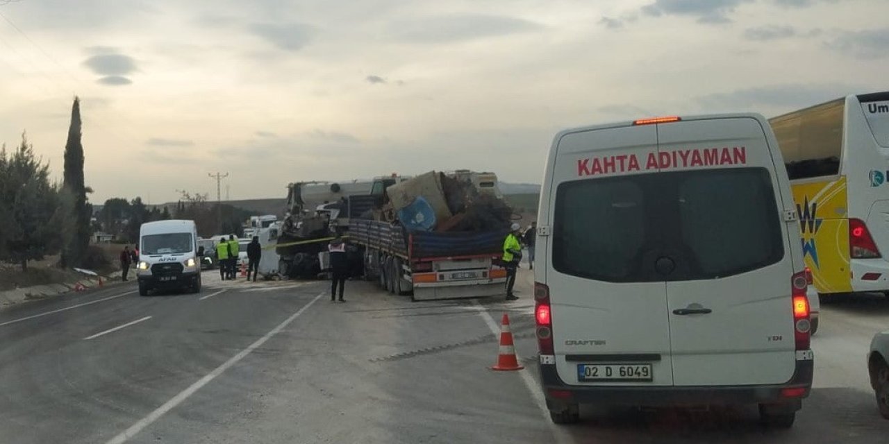 Adıyaman’da tır ile vinç çarpıştı: 2 kişi yaralandı
