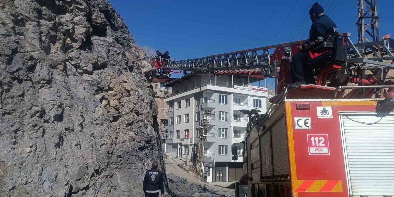 Hakkari’de tehlike saçan taşlar ekipler tarafından indirildi