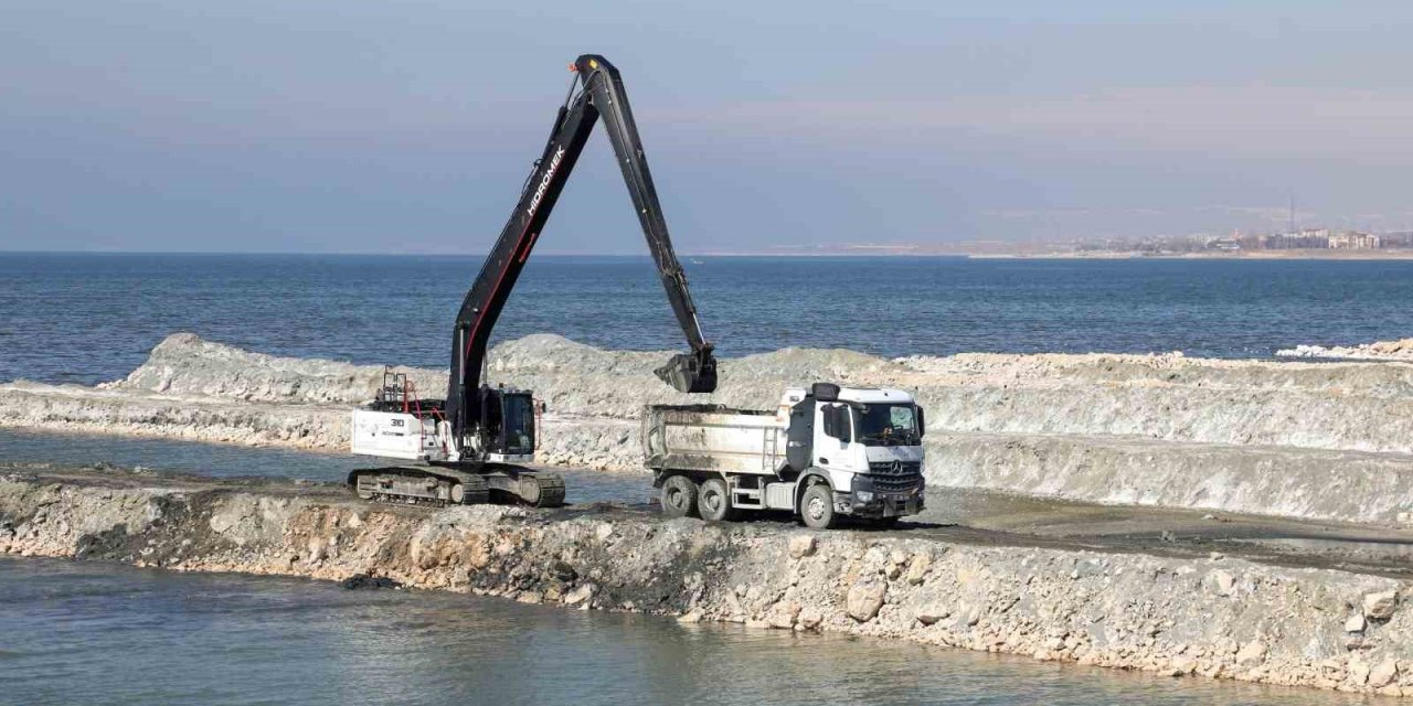 Van Gölü’nde dip çamuru temizliği başladı