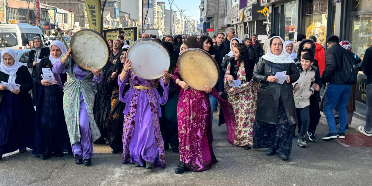 Yüksekova’da 8 Mart etkinliği öncesi broşür dağıtımı yapıldı