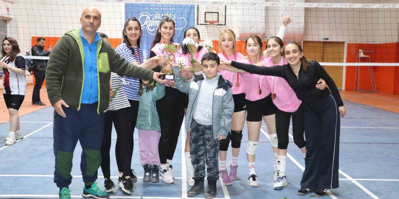 Hakkari'deki Evin Sultanları Voleybol Turnuvası sona erdi