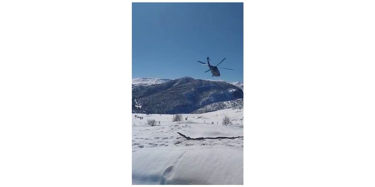 Tunceli'de askeri helikopter çiftçi için kalktı, karlı bölgeye yem indirdi