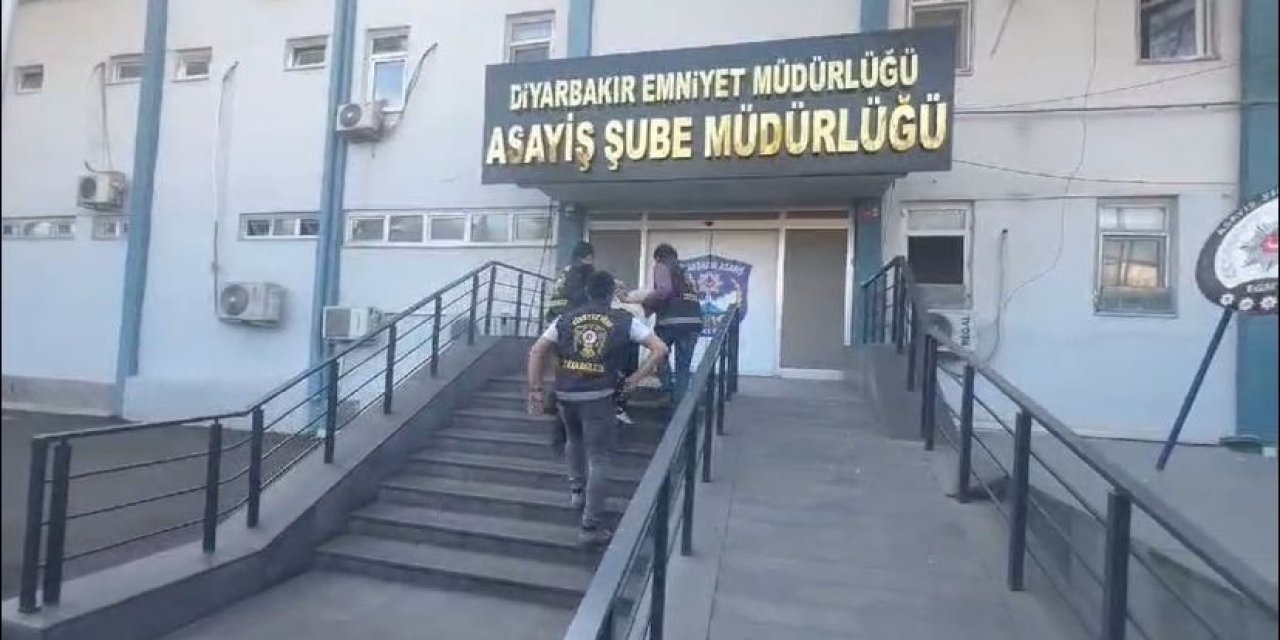 Bağlar'da bir kadını öldüğü, bir kişinin yaralandığı silahlı saldırının zanlısı tutuklandı