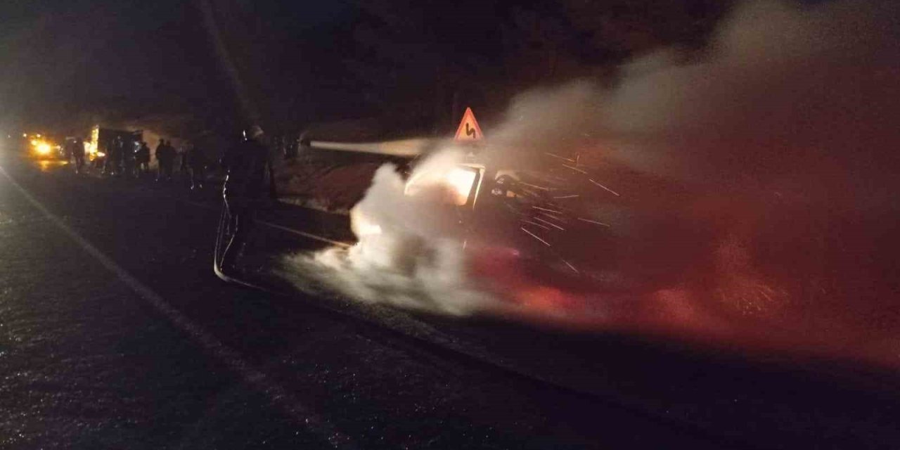 Urfa’da seyir halindeki otomobil alev topuna döndü