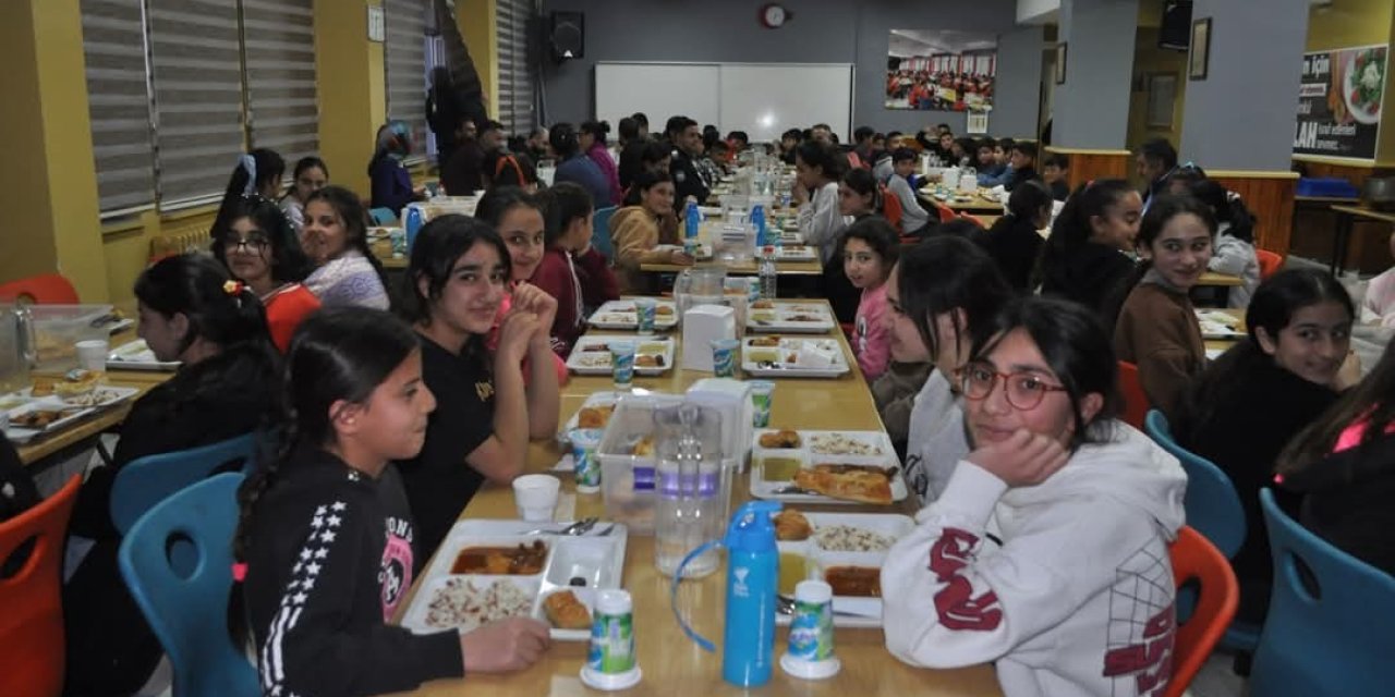 Kaymakam Demirtaş, iftarda öğrencilerle bir araya geldi