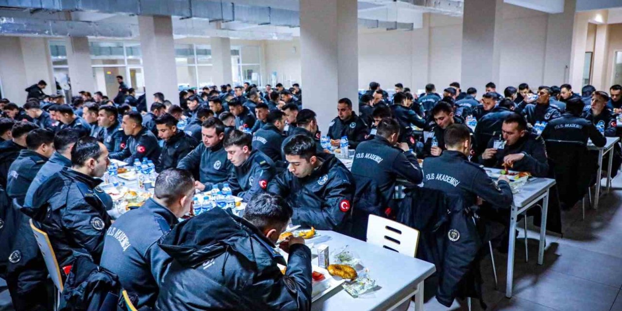 Vali Aydoğdu polis adaylarıyla sahur sofrasında bir araya geldi