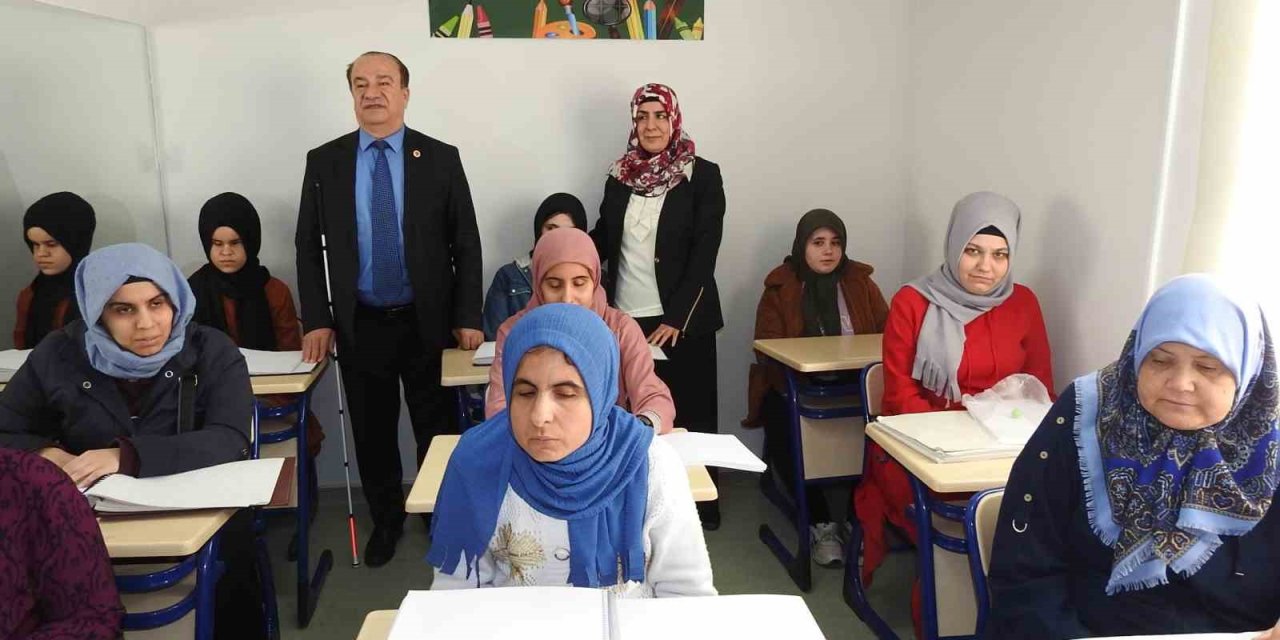 Görme engelli öğrenciler, mukabele geleneğini Braille alfabesiyle devam ettiriyor