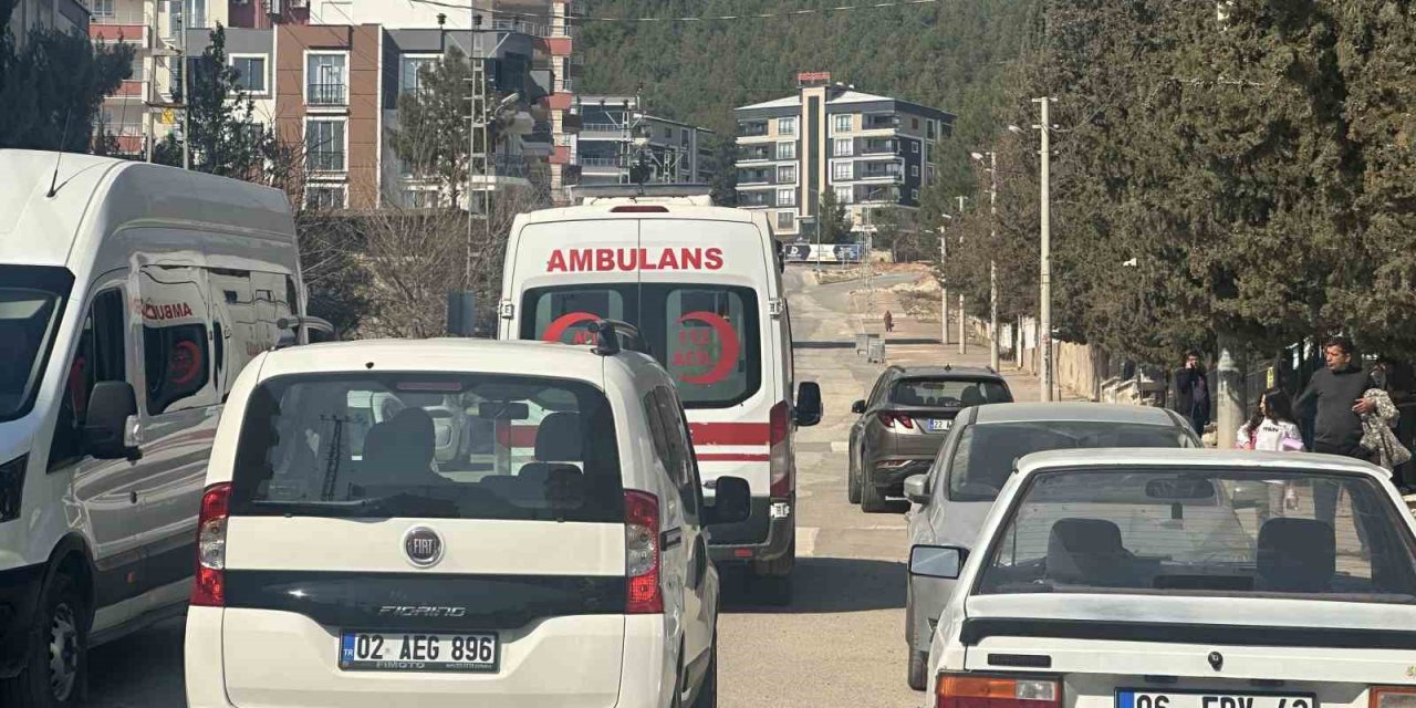 Adıyaman'da otomobil küçük çocuğun ayağının üzerinden geçti