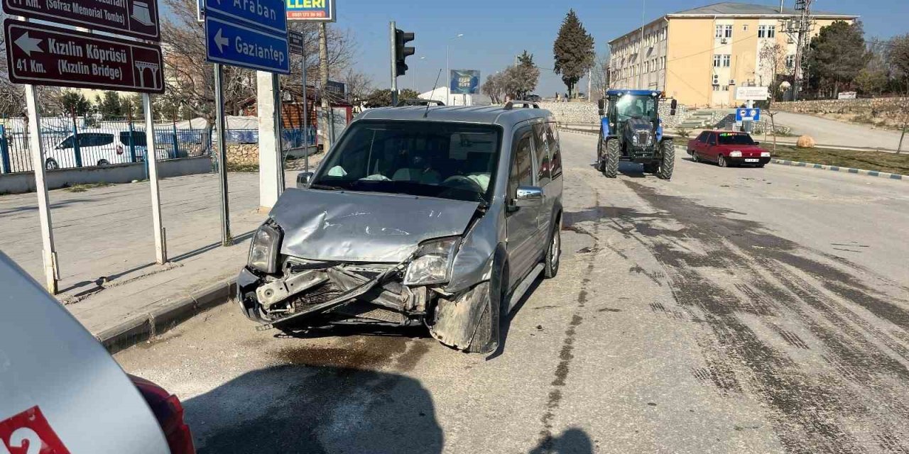 Adıyaman’da 2 otomobil çarpıştı: 2 kişi yaralandı