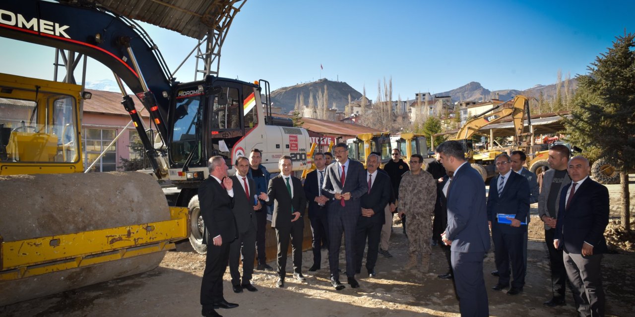 Vali Çelik, Hakkari İl Özel İdaresi araç bakım-atölyesini inceledi