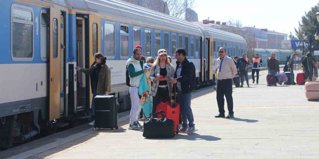 İranlı turistler Newroz için Tahran-Van trenini tercih etti