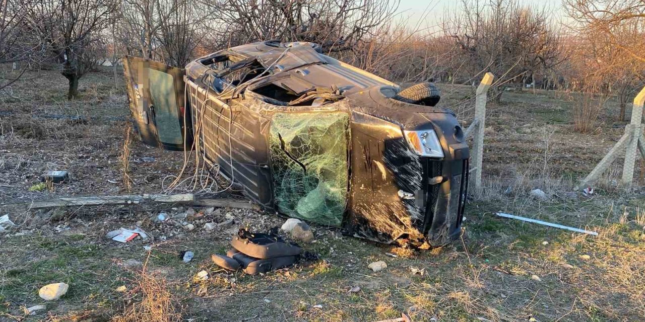 Elazığ’da hafif ticari araç şarampole devrildi: 5 yaralı