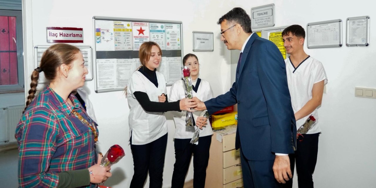 14 Mart Tıp Bayramı: Vali Çelik sağlık çalışanlarına çiçek dağıttı