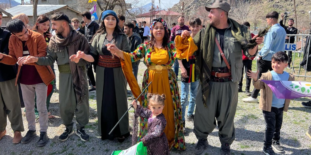 Çukurca’da Newroz halaylarla kutlandı