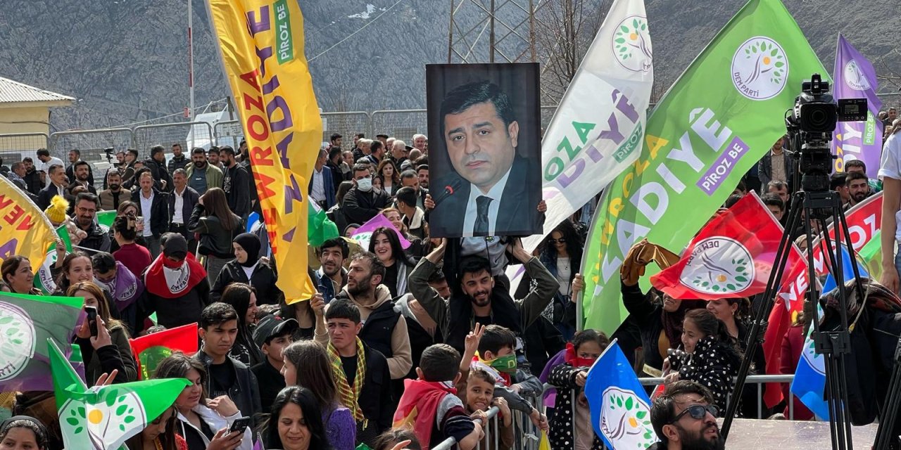 Sümbül dağı eteklerinde renkli Newroz kutlaması