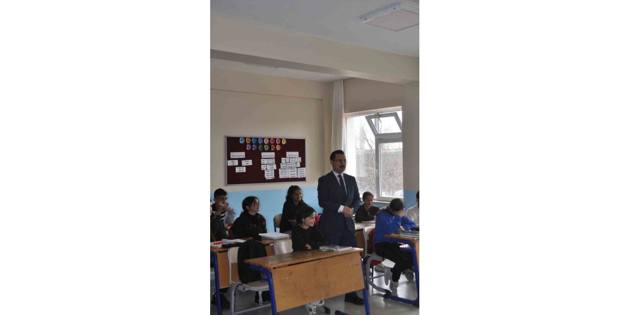 Kaymakam Demirtaş, öğretmen ve öğrencilerle buluştu