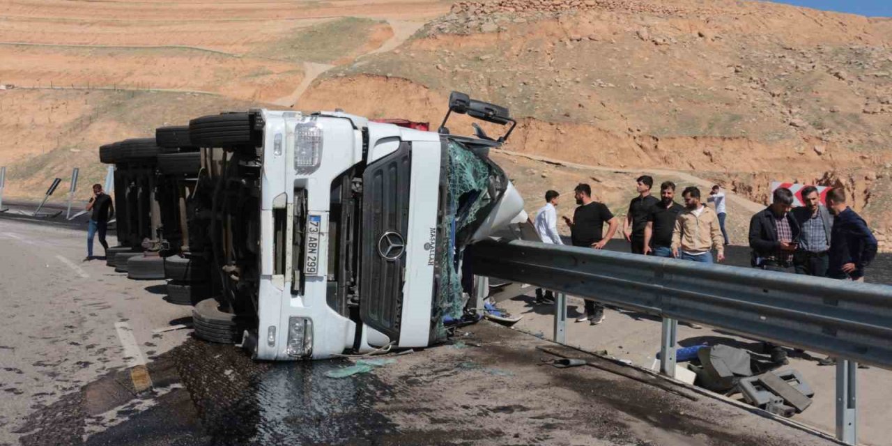 Cizre’de freni boşalan tır devrildi: 1 kişi yaralandı